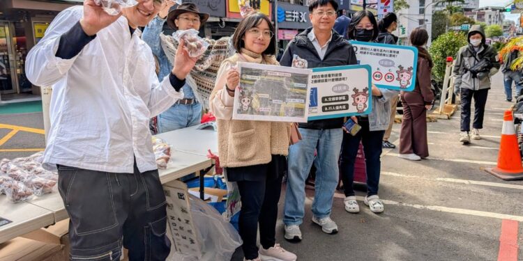 內政部國土署人員特地到場支持參與「2025中原耶誕散步節」，並向民眾宣導人本交通與行人安全觀念。照片中原大學提供
