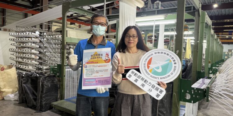 年逾5旬受關稅衝擊致失業 「勞工就業通計畫」助力續寫職涯新篇章 5 勞動部「勞工就業通計畫」協助阿坤(左)順利續寫職涯新歷程,也幫企業找到人才、緩缺工,營造勞雇雙贏。(圖/雲嘉南分署提供)