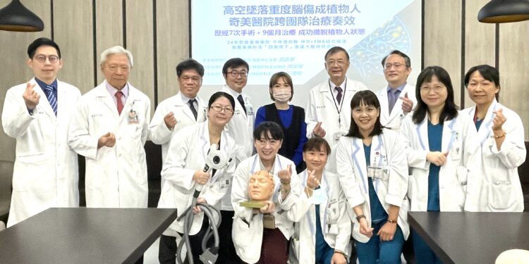 高空墜落重度腦傷成植物人，奇美醫院跨團隊治療奏效！歷經7次手術＋9個月治療，成功擺脫植物人狀態。（記者蔡清欽攝）