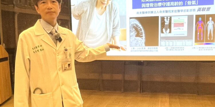 奇美醫院家庭醫學部副部長黃駿豐表示，守護長輩骨骼健康應遵循「三不一要」原則：不隨意停藥、不輕忽疼痛、不忽視營養，且一定要精準篩檢。（記者蔡清欽攝）