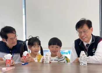 台中有鈣讚計畫上路首日　教育局長視察兌換流程　強調多元選擇、便民與食安