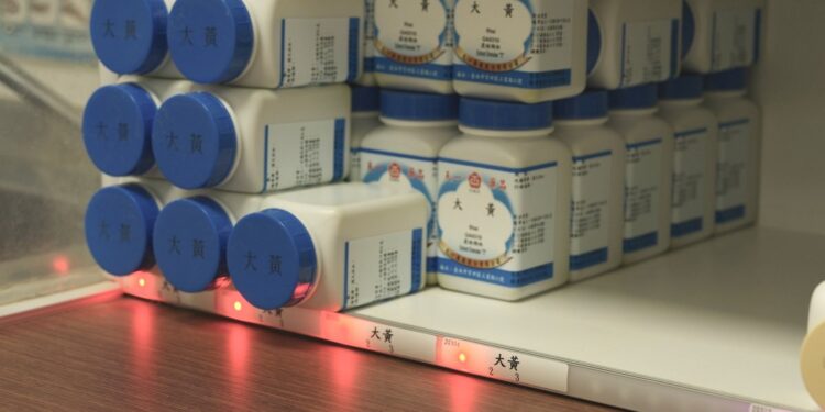 成大醫院與澳洲Monash Health簽署合作備忘錄 深化神經醫學及中風領域國際交流 1 缺藥燈號會同時亮起可快速找到藥品存放區,節省找藥時間。(圖/安南醫院提供)