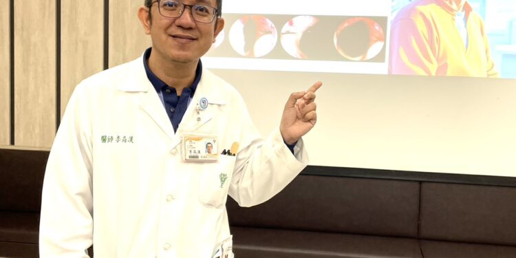 奇美醫院泌尿外科主治醫師李高漢表示,新型微創攝護腺肥大手術,麻醉和手術時間、術後恢復期及住院天數相對傳統手術較短。(記者蔡清欽攝)