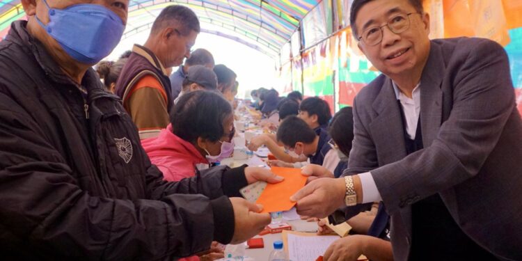 臺南紡織集團總裁侯博明(右)返回故鄉發放慰問金。(圖/南紡提供)