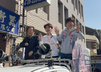 王世堅再度南下站台　陳亭妃懇請市民幫忙顧電話
