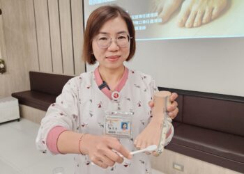 86歲失智翁苦於嵌甲多年　奇美醫院專業足部照護終於助他解痛