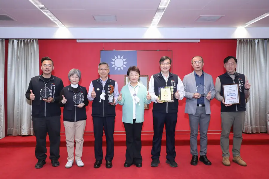 台中人本建設奪雙料「優等」! 榮獲中央無障礙評鑑8大獎 建設局市政會議獻獎共享榮耀 1 台中人本建設奪雙料「優等」! 榮獲中央無障礙評鑑8大獎 建設局市政會議獻獎共享榮耀