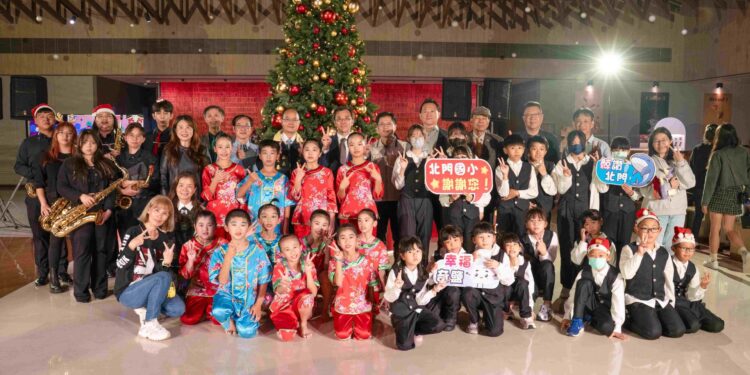 台南大員皇冠假日酒店為432位偏鄉孩童圓夢，北門國小木箱鼓熱力開場，長平國小民俗舞蹈感動人心。（圖／業者提供）