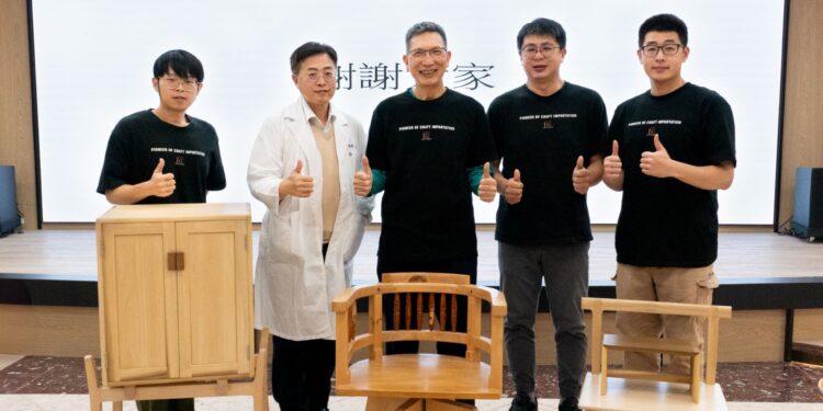 黎永康醫師(中)將資源再生精神延伸至木工創作,展現醫療與手作交會下,實踐永續的精神。(圖/南市醫提供)