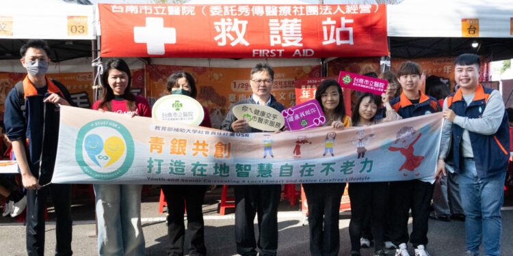 台南市立醫院董龍生副院長（左四）與南臺科大高齡福祉服務系陳美珠老師（右四）與團隊，在現場支援與健康諮詢，讓長輩與市民朋友們安心逛市集、暖心過好年。（圖／南市醫提供）