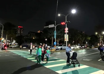 點亮城市賺「綠金」 台中首案路燈換裝取得碳權 減碳效益等同種百萬棵樹