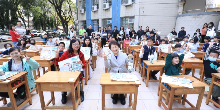 市府自籌4.5億全面汰換15萬套國中小課桌椅! 盧市長親赴東興國小關心學生領用情形 阿公阿嬤也帶孫來領 1 1 142 NIAPch scaled
