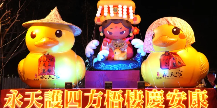 永天小鴨護駕媽祖!民政局幸福祈願村「永天光耀」燈組萌翻中央公園 永天宮加碼抽獎及送錢母、小鴨燈籠 1 永天小鴨護駕媽祖!民政局幸福祈願村「永天光耀」燈組萌翻中央公園 永天宮加碼抽獎及送錢母、小鴨燈籠