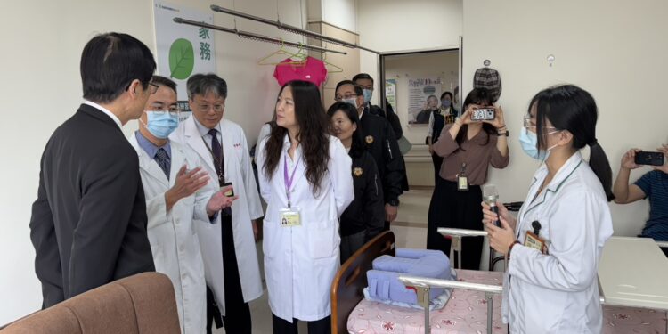 復健科主任王一舟向主委說明PAC「仿家屋」復能環境設計理念與執行成效,強調以「食、衣、住、行」為主軸的仿家屋訓練模式,展現醫療與生活無縫接軌的整合照護。(圖/高榮南分院提供)