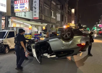男毒駕逆向險撞2童　自撞貨車四輪朝天遭逮