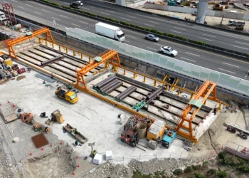 穿越國道1號「開洞」　全國最大台中市政路延伸管冪工程邁入關鍵里程碑