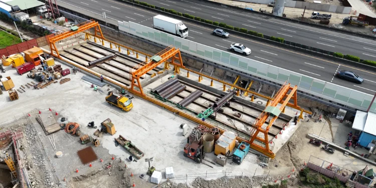 穿越國道1號「開洞」 全國最大台中市政路延伸管冪工程邁入關鍵里程碑 1 1 22 scaled