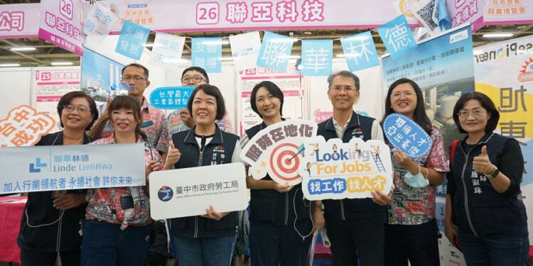 「七年同行、幸福前行」中市府啟動5場新春徵才 8項就業支持方案助市民迎薪機 1 1 2974 B93Dck