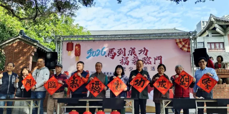 揮毫傳溫情 台中市長青中心邀老少同樂迎新春 1 1 49 P8FJfz