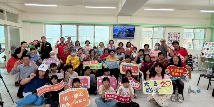 大鄉國小攜手公益團體前進長照據點 音樂與健康宣導陪伴長者 1 1 88
