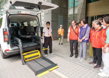 板橋義橋宮集結信眾善心　捐贈雙輪椅座位復康巴士