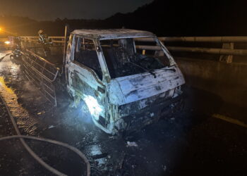 國道一號五楊高架小貨車火燒車 駕駛驚險逃生
