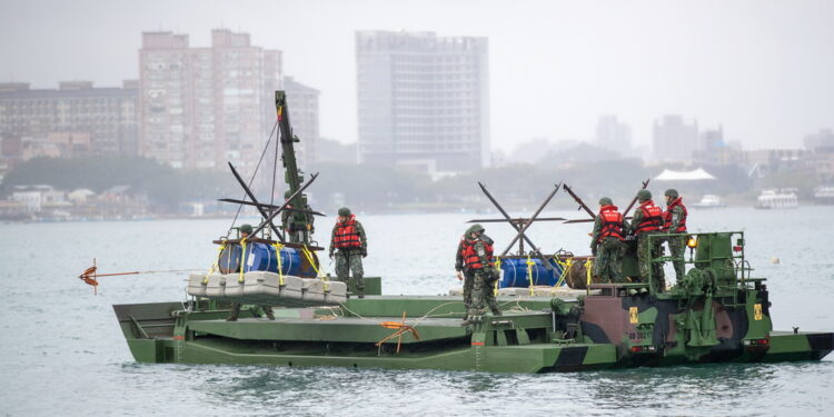 ▲國軍模擬戰備 淡水河多層阻絕設施。