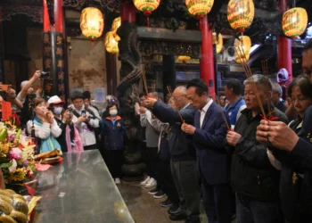 翁章梁赴新港奉天宮、六興宮參與遶境起駕大典　祈求台灣燈會順利平安