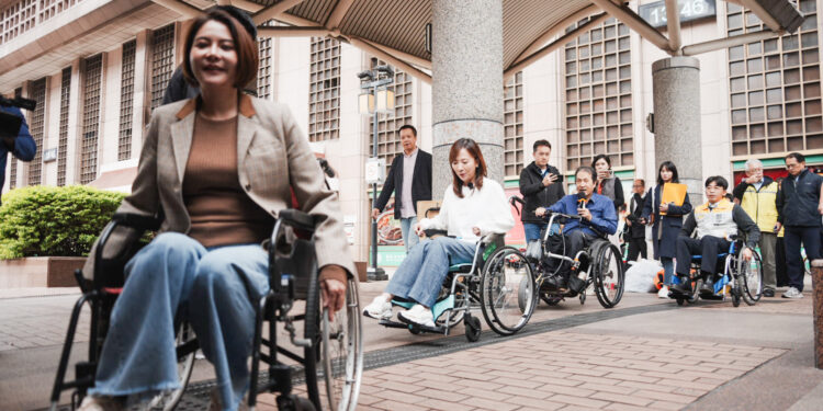由多個身心障礙團體共同發起的無障礙路線體驗行動5日下午在台北車站大廳展開，出席民代搭輪椅與身障者體驗台北車站的無障礙動線。圖／主辦單位提供