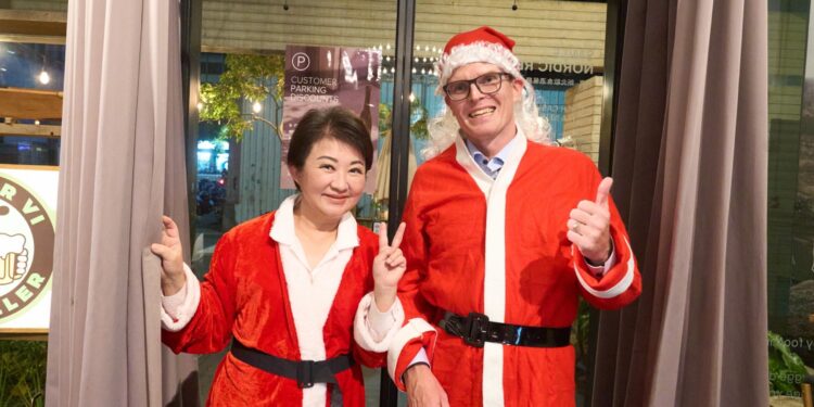 盧秀燕市長與羅瑞代表化身聖誕老人拍攝2025台中購物節廣告片