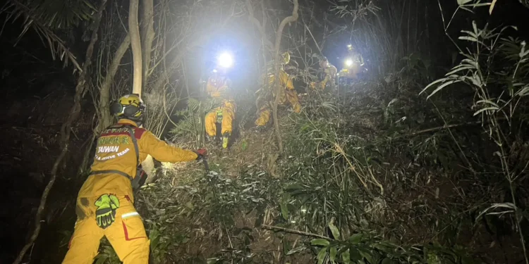 夜幕山林驚魂 基隆消防兩小時成功救回迷途7旬婦 1 12264 n69U06