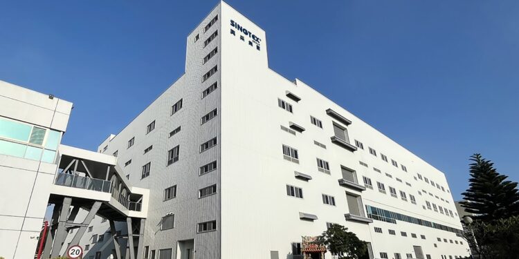 新加坡主持人楊君偉擔任《列車人生》旅人-見證越南「河內火車街」-體驗火車擦身驚險瞬間（公共電視、新傳媒提供）
