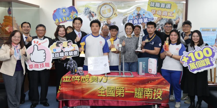 三金榮耀!草屯商工「技擊」國際 許縣長祝賀期勉再接再厲 1 14 1 kPNoh4 scaled