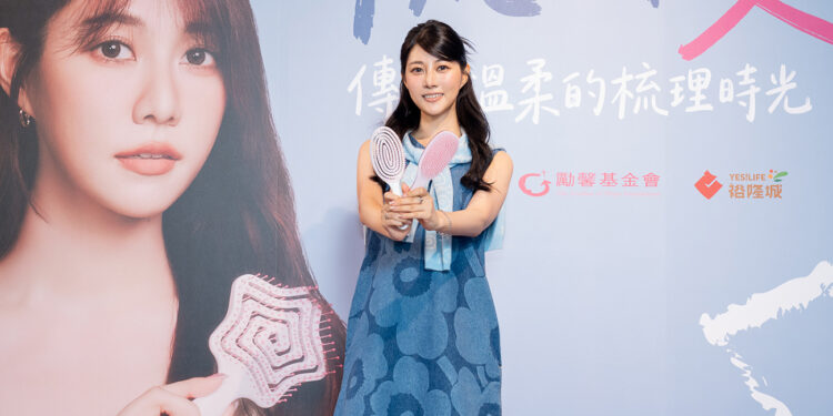 阿部瑪利亞母親節化身公益大使 溫柔「梳」出愛力挺少女安置家園 1 阿部瑪利亞母親節化身公益大使 照片提供:潘朵拉的美妝盒