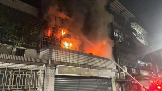 新北市新莊區建中街的一棟公寓於今天凌晨發生火災,造成16歲的周姓少女不幸喪生。 翻攝照片