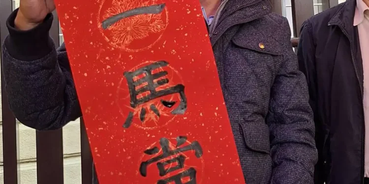 「揮毫贈春聯」連辦10餘年 民眾大排長龍索取 台中市議長張清照寫下「馬」字 祝一馬當先 1 1769999845491 oM095F