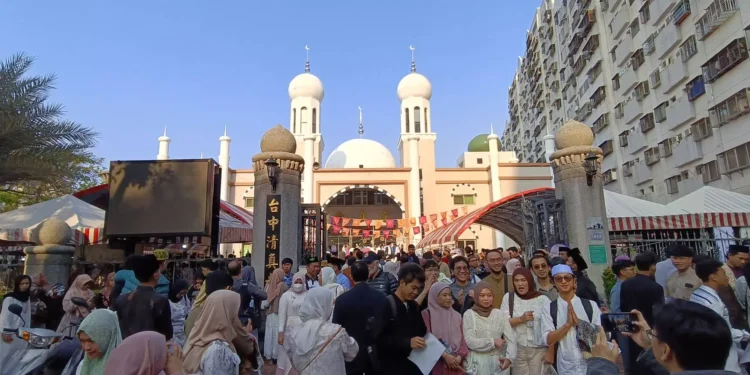 歡慶伊斯蘭開齋節 台中清真寺湧進3000名穆斯林同樂 1 1774069343192 OYnAYP