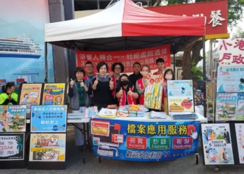 高雄小港戶所攜手區公所春節揮毫　抽彩帶宣導戶政服務