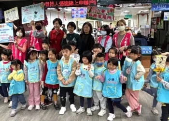 萌娃參訪高雄小港戶所 扮演小小戶籍員學習為民服務