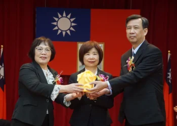 臺南郵局梁麗妍局長榮退　由邱世賢接棒