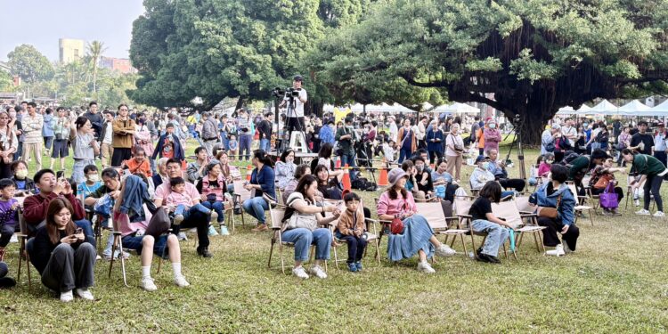 成大醫院於20日下午，在成功大學榕園舉辦「散步.聊天.吹風 成醫37榕園草地音樂市集」活動。透過聆聽音樂及暢遊市集，開啟同仁與親友的放鬆時刻。（圖／成大醫院提供）