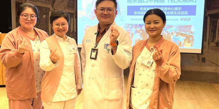 奇美醫院傷口照護中心主任林祐丞與團隊,透過提升護理人員在傷口衛生與敷料選擇上的精準度,能為更多末期病人「拔苦與樂」。(記者蔡清欽攝)