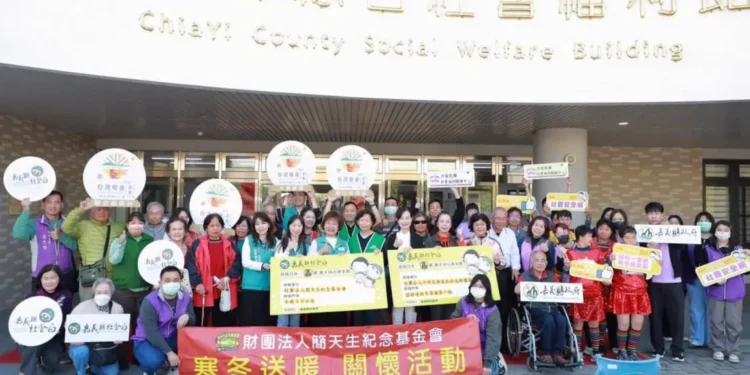 簡天生紀念基金會及中華高滲透水冷光照護協會 攜手送暖捐冬被 1 21 D3ckNA