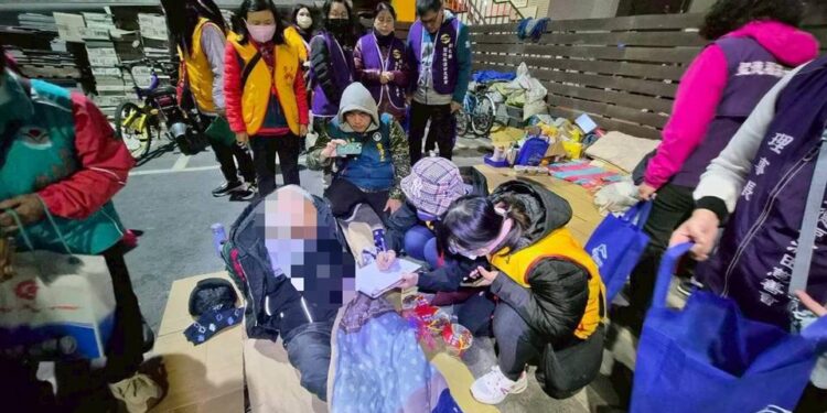 強烈大陸冷氣團來襲 彰化縣政府夜訪街友 啟動低溫關懷 1 28 77 AgprL5