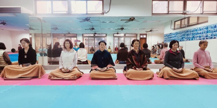 社團法人覺行弘法協會28日在台南市裕農里活動中心舉行“禪修大法”現場進行一日學習營六炷香中坐禪。（圖／覺行弘法協會提供）
