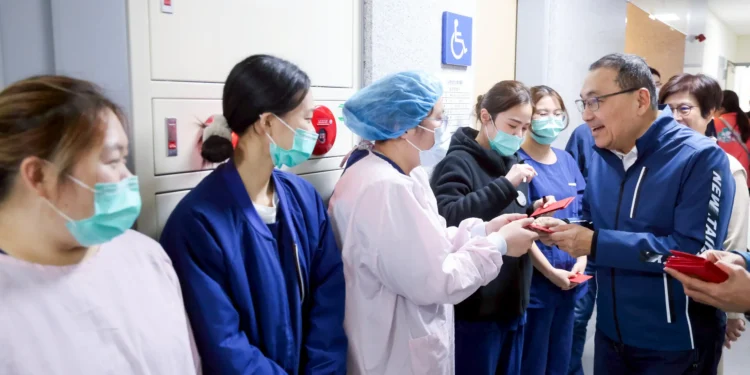 新年快樂 除夕慰問新北聯醫 侯友宜感謝醫護人員 守護民眾健康