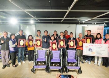 讓愛輪轉　土城鳳靈慈愛同心會等9單位　響應好日子愛心大平台　合捐305台輪椅