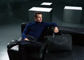 TUMI 隆重推出下一代 TUMI ALPHA 系列，以及由 LANDO NORRIS 和魏大勛精彩演繹的廣告企劃
