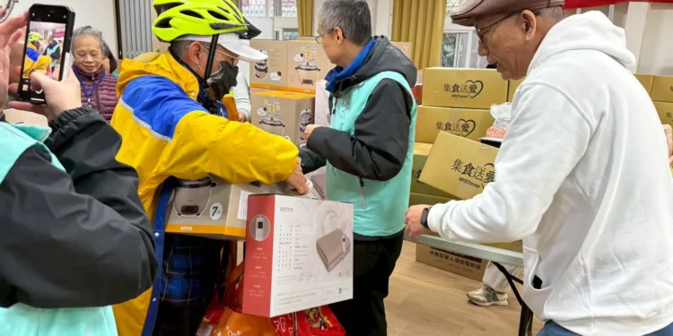 NPO channel公益平台「集食送愛」 到北海岸致贈弱勢家庭電鍋及年菜 1 77777 cnGH57