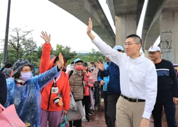安樂區健走開放新山水庫　吸引千位市民冒雨參與